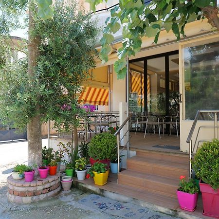 Hotel Adi-Vera Sarande Exterior photo